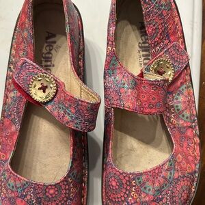 Alegria Women's Red and Pink Patterned Mary Jane Flats‎